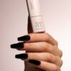esmalte-gel-semipermanente-001-negro-simply-musa-mano-unas-esmaltadas GEL SEMIPERMANENTE NEGRO