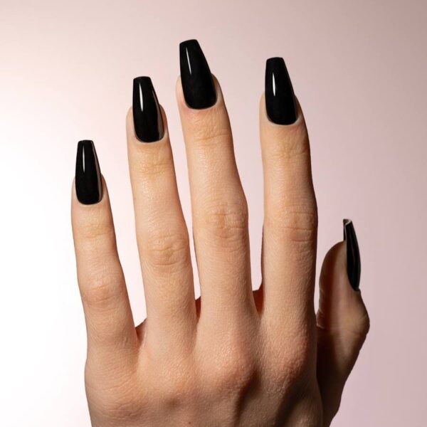esmalte-gel-semipermanente-001-negro-simply-musa-mano-unas-esmaltadas-color GEL SEMIPERMANENTE NEGRO