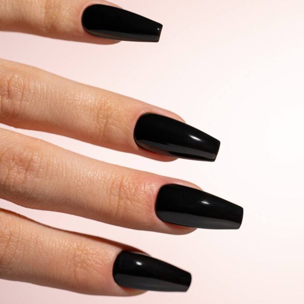 esmalte-gel-semipermanente-001-negro-simply-musa-mano-unas-esmaltadas-detalle GEL SEMIPERMANENTE NEGRO