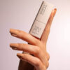 esmalte-gel-semipermanente-soak-off-sp014-rosa-arena-mano-tarro-simply-musa GEL SEMIPERMANENTE ARENA