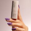 esmalte-gel-semipermanente-soak-off-sp034-morado-tarro-mano-simply-musa GEL SEMIPERMANENTE VIOLETA