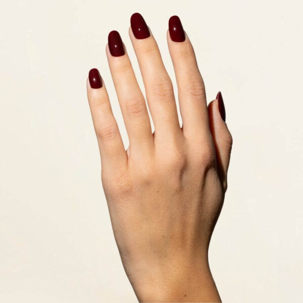 semipermanente-pigmentix-rojo-oscuro-8-ml-musa-mano-completa PIGMENTIX ® ESMALTE SEMIPERMANENTE ROUGE NOIR 002 - ROJO OSCURO