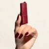 semipermanente-pigmentix-rojo-oscuro-8-ml-musa-mano-esmalte PIGMENTIX ® ESMALTE SEMIPERMANENTE ROUGE NOIR 002 - ROJO OSCURO