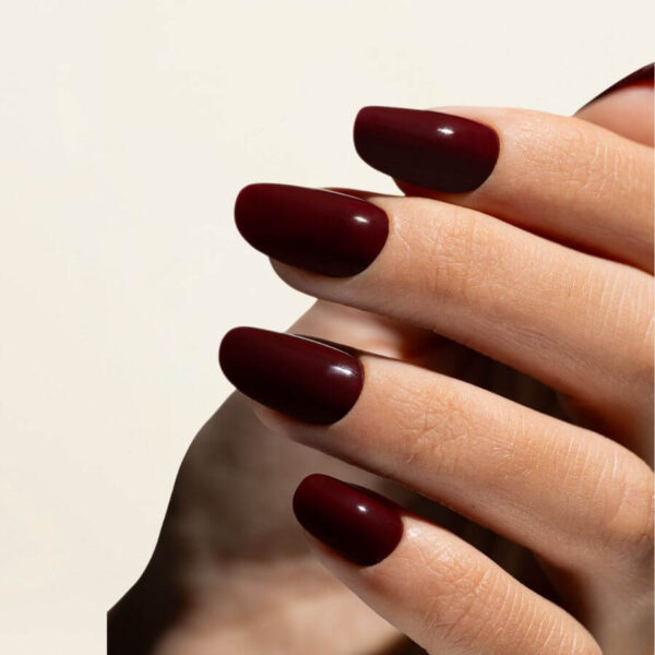 semipermanente-pigmentix-rojo-oscuro-8-ml-musa-mano-media PIGMENTIX ® ESMALTE SEMIPERMANENTE ROUGE NOIR 002 - ROJO OSCURO